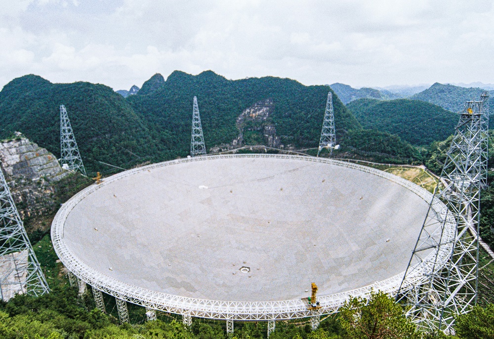 Conheça o Gigantesco Radiotelescópio Chinês FAST e suas Mais de 800 Descobertas de Pulsares radiotelescopio de arecibo