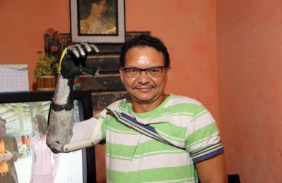 inventor que cria Próteses de sucatas