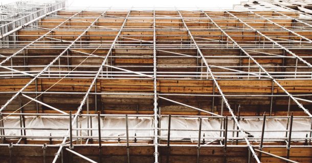 engenheiro mecânico trabalho com andaimes