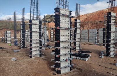 como concretar pilares com fôrmas de plástico