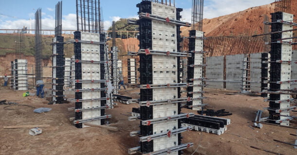 como concretar pilares com fôrmas de plástico