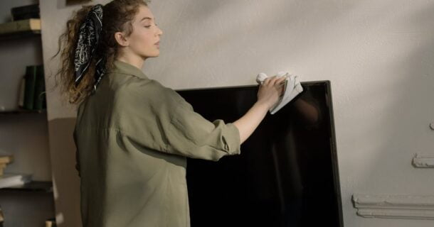 como limpar a tela da TV