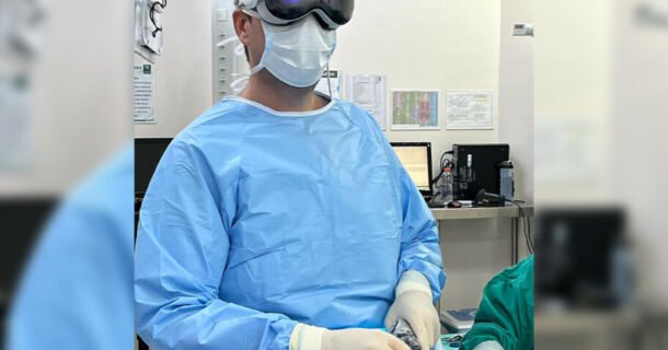 Médico brasileiro usa Apple Vision Pro para operar paciente Apple Vision Pro