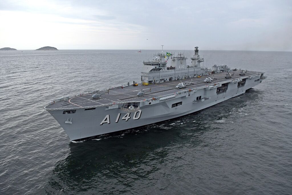 Maior Navio de Guerra da América Latina Leva Ajuda ao RS Marinha do Brasil