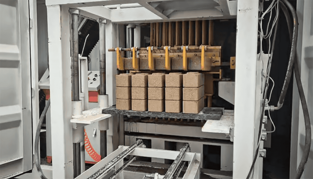 Robô transforma escombros em tijolos