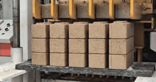 Robô transforma escombros em tijolos