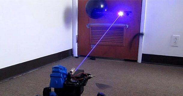 robô com radar e arma laser