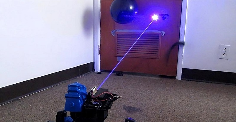 robô com radar e arma laser