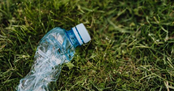 Cientistas desenvolvem plástico biodegradável que se dissolve em água plástico biodegradável - MECHS