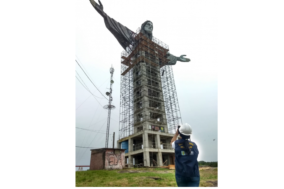 cristo protetor versus cristo redentor