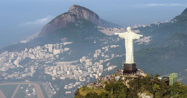 cristo protetor versus cristo redentor