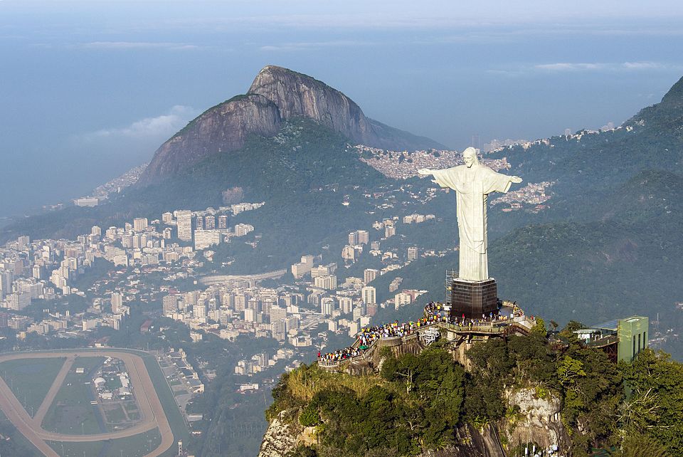 cristo protetor versus cristo redentor