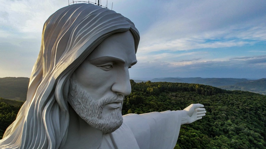 cristo protetor versus cristo redentor