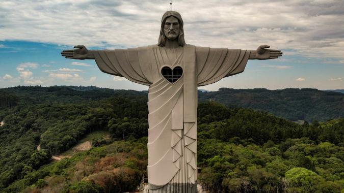 cristo protetor versus cristo redentor