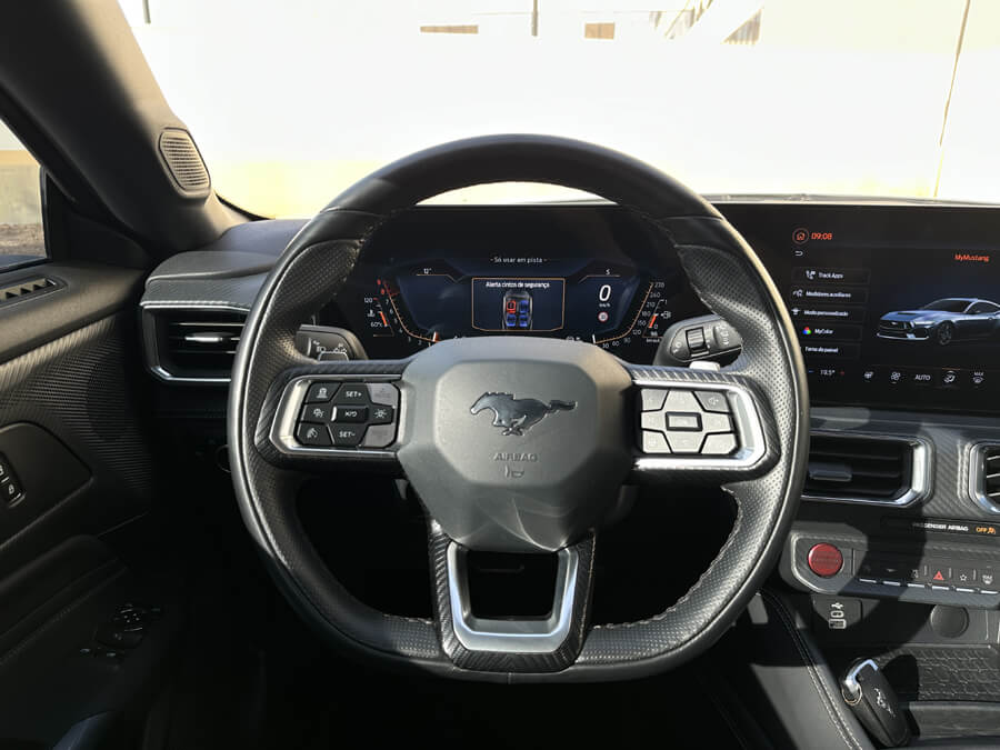 Confira como foi dirigir o Mustang GT, o V8 lendário que desafia gerações Ford Mustang GT