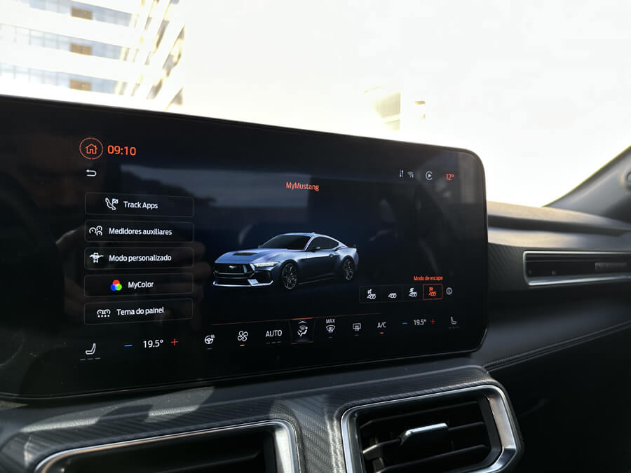 Confira como foi dirigir o Mustang GT, o V8 lendário que desafia gerações Ford Mustang GT