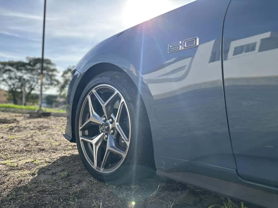 Confira como foi dirigir o Mustang GT, o V8 lendário que desafia gerações Ford Mustang GT