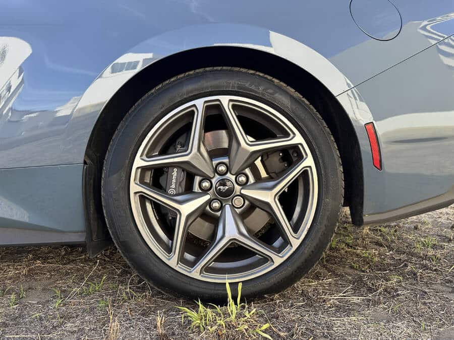 Confira como foi dirigir o Mustang GT, o V8 lendário que desafia gerações Ford Mustang GT