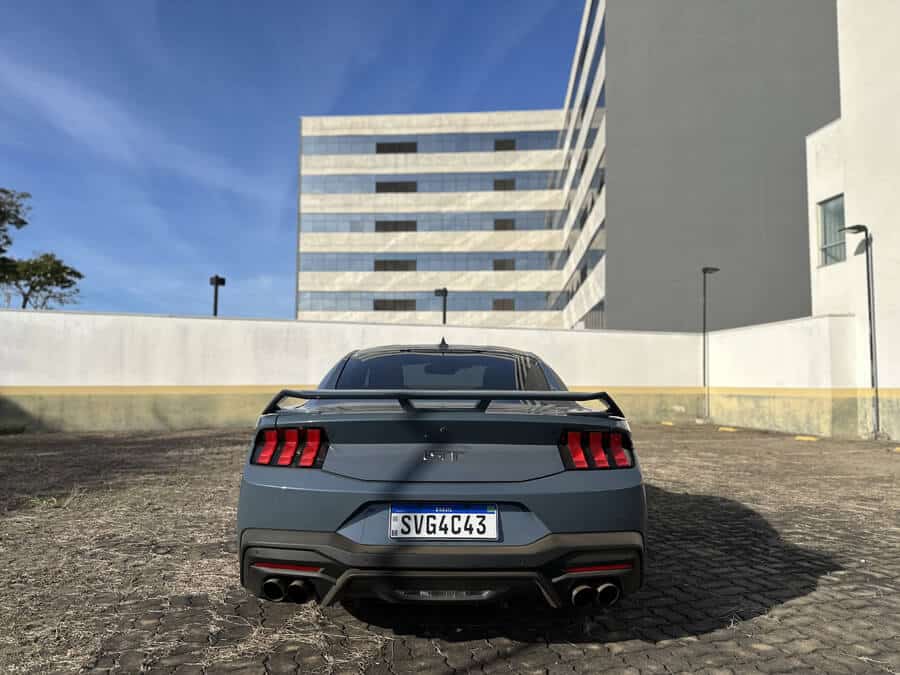 Confira como foi dirigir o Mustang GT, o V8 lendário que desafia gerações Ford Mustang GT