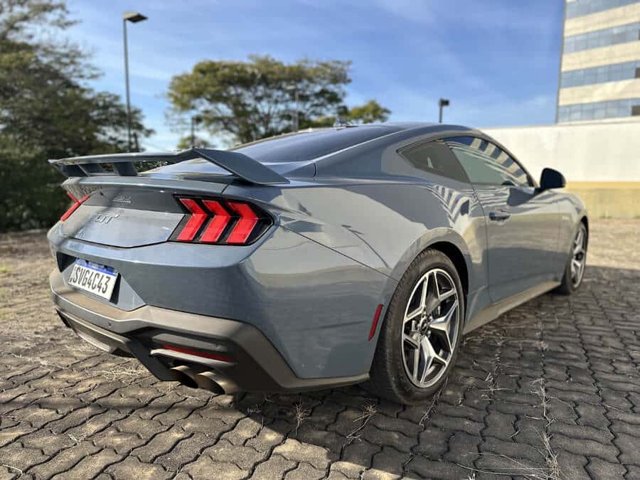 Confira como foi dirigir o Mustang GT, o V8 lendário que desafia gerações Ford Mustang GT