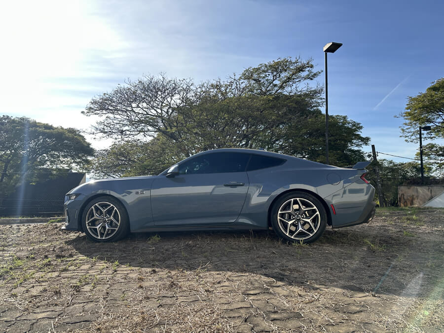 Confira como foi dirigir o Mustang GT, o V8 lendário que desafia gerações Ford Mustang GT