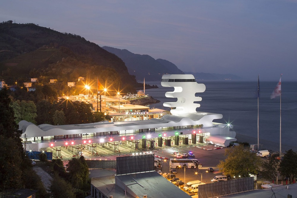 Conheça o edifício em zigue-zague futurista que redefine fronteiras na Geórgia edifício Sarpi Border Checkpoint