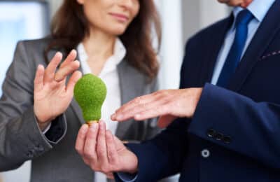 10 ações práticas para tornar sua empresa sustentável e economizar recursos