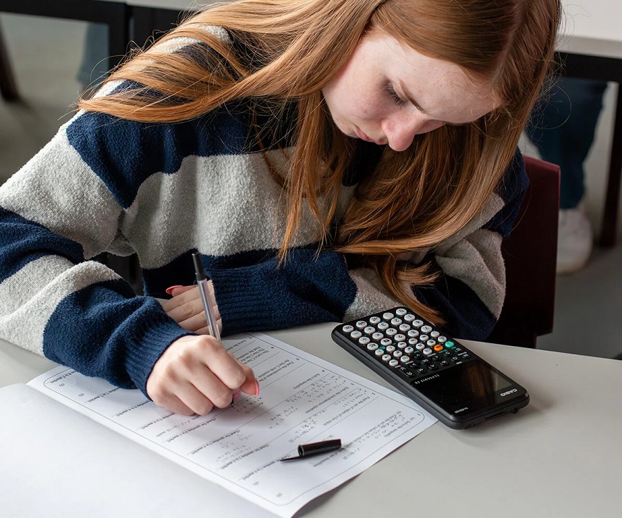 Qual é a diferença entre a calculadora científica padrão e a calculadora gráfica? calculadora científica CASIO