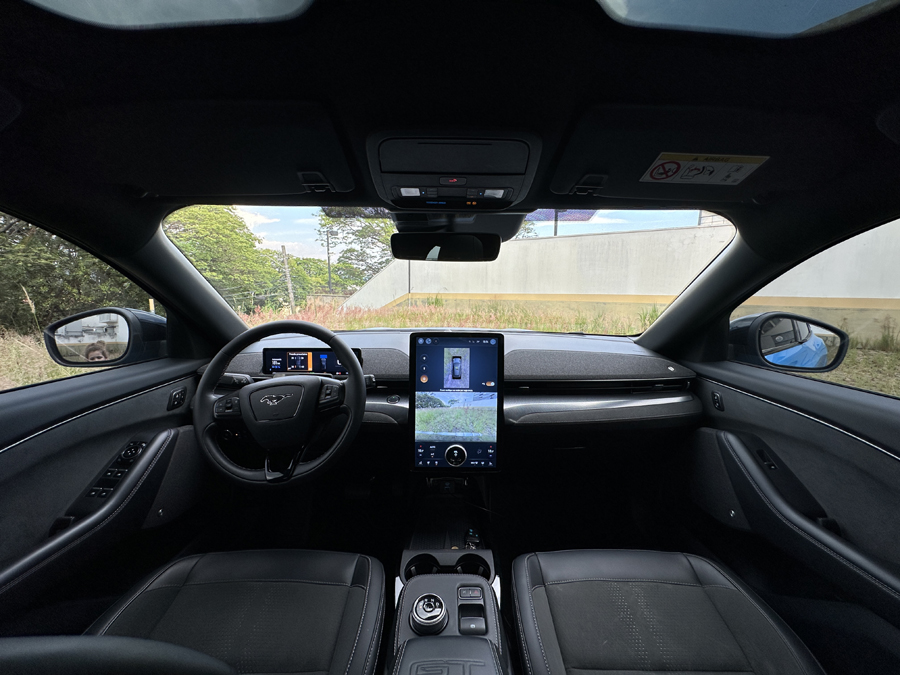 Conheça o Mustang Mach-E GT e descubra os destaques da engenharia, design e tecnologia deste SUV elétrico Mustang Mach-E GT