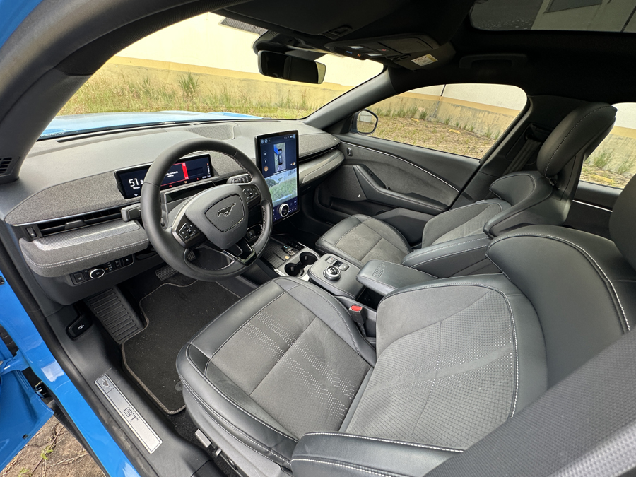 Conheça o Mustang Mach-E GT e descubra os destaques da engenharia, design e tecnologia deste SUV elétrico Mustang Mach-E GT