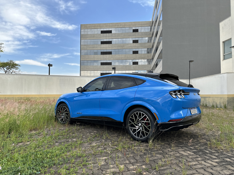 Conheça o Mustang Mach-E GT e descubra os destaques da engenharia, design e tecnologia deste SUV elétrico Mustang Mach-E GT