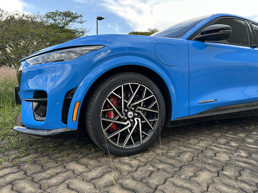 Conheça o Mustang Mach-E GT e descubra os destaques da engenharia, design e tecnologia deste SUV elétrico Mustang Mach-E GT