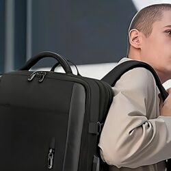 engenheiro montando mochila para férias