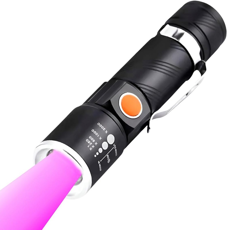 engenheiro montando mochila para férias