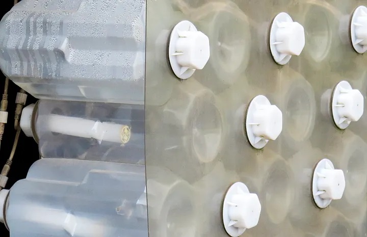 Conheça o EcoARK, o maior prédio feito de garrafas do mundo EcoARK o maior prédio feito de garrafas do mundo