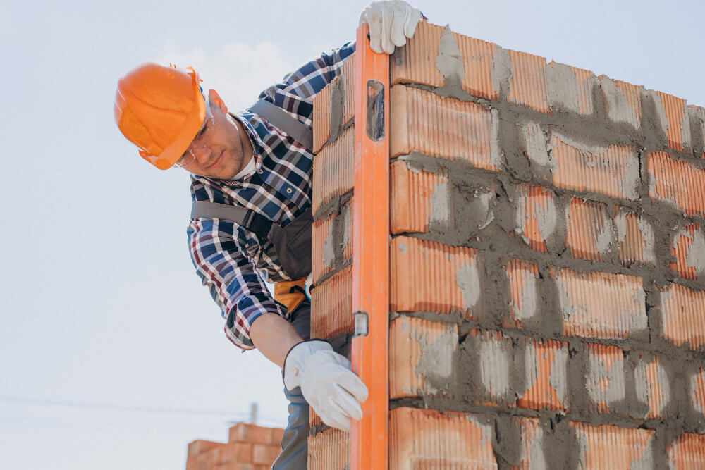 Quanto um pedreiro cobra para construir sua casa simples em 2026? mão de obra pedreiro construção civil