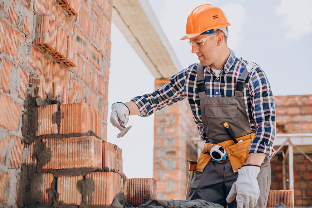 Quanto um pedreiro cobra para construir sua casa simples em 2026? mão de obra pedreiro construção civil