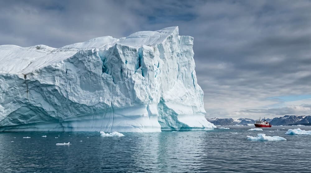 Água Infinita? Conheça o Plano Bilionário de Transportar Icebergs Para Salvar Regiões Secas reboque de icebergs para água doce potável
