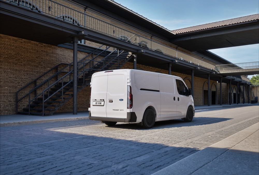 Ford lança van elétrica que promete zerar o custo de manutenção das frotas urbanas no Brasil ford transit city