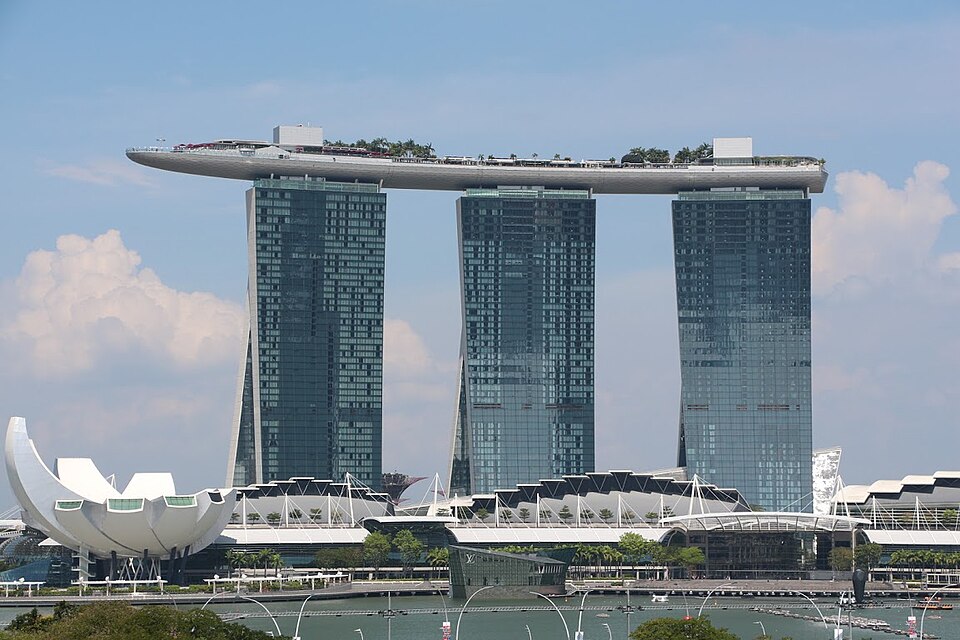 Como três torres tortas sustentam um "navio" de 7 mil toneladas no céu de Singapura? Marina Bay Sands