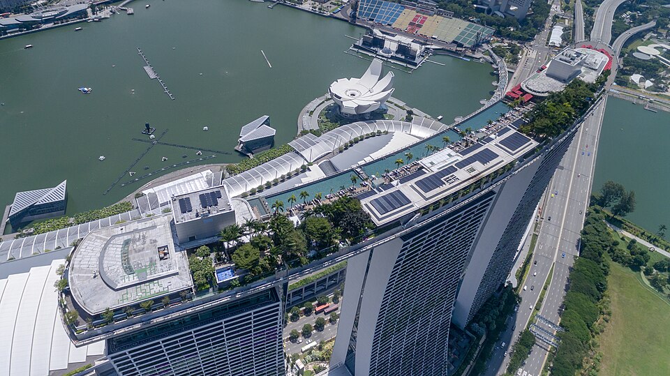 Como três torres tortas sustentam um "navio" de 7 mil toneladas no céu de Singapura? Marina Bay Sands