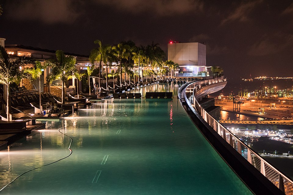 Como três torres tortas sustentam um "navio" de 7 mil toneladas no céu de Singapura? Marina Bay Sands