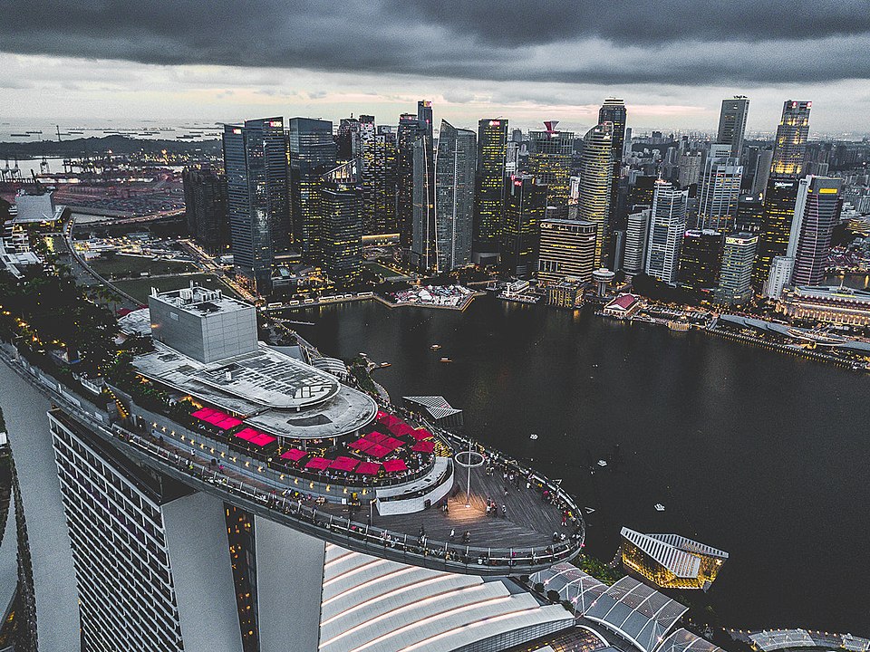 Como três torres tortas sustentam um "navio" de 7 mil toneladas no céu de Singapura? Marina Bay Sands