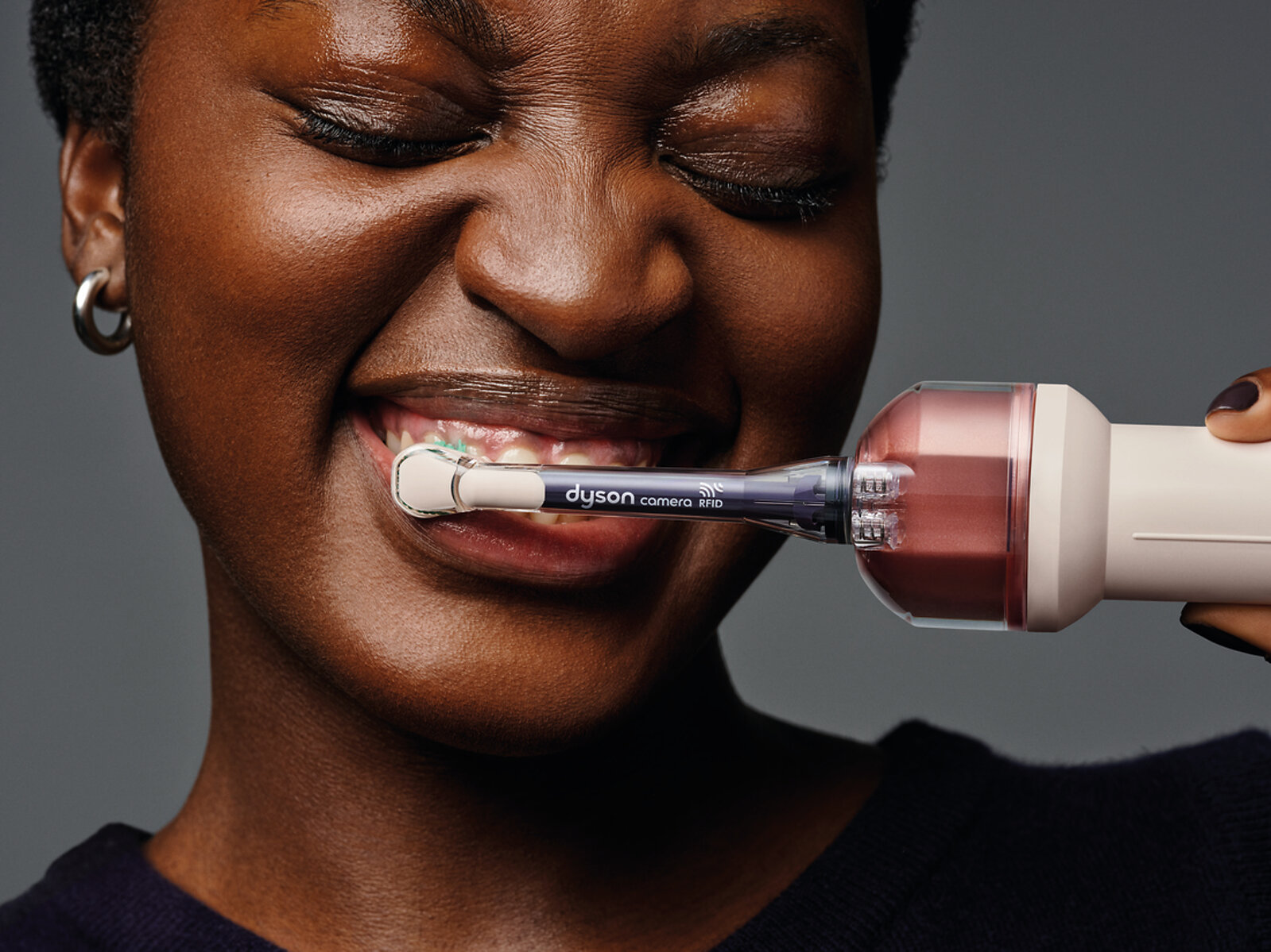 661 engenheiros para reinventar a escova de dentes: por dentro da nova aposta da Dyson Pessoa utilizando a escova Dyson CameraJet