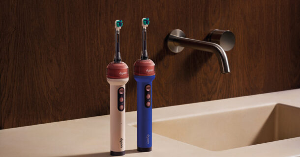 Escovas Dyson CameraJet nas cores azul e rosa