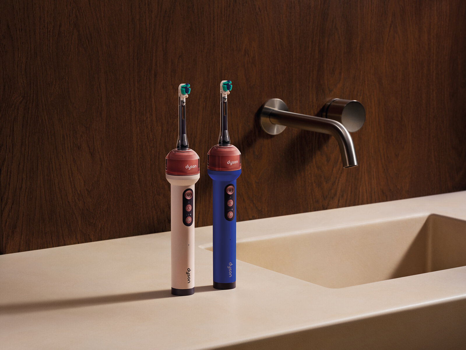 661 engenheiros para reinventar a escova de dentes: por dentro da nova aposta da Dyson Escovas Dyson CameraJet nas cores azul e rosa