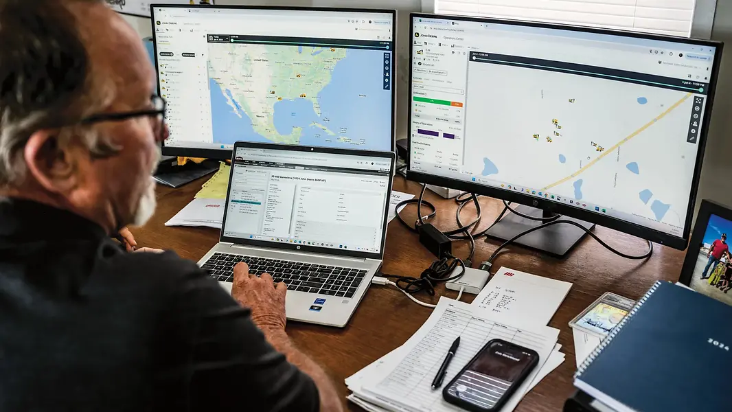 John Deere transforma dados da fazenda em conversa com novo assistente de IA Produtor acompanhando máquinas no John Deere Operations Center